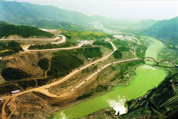 紫坪鋪?zhàn)蟀秷?chǎng)內(nèi)主干道公路