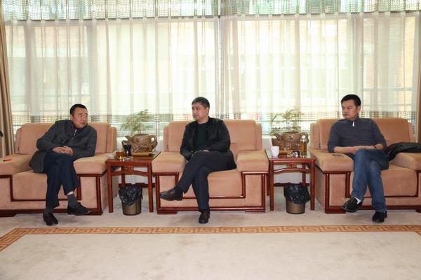 鄔清富應(yīng)邀到訪伊力集團