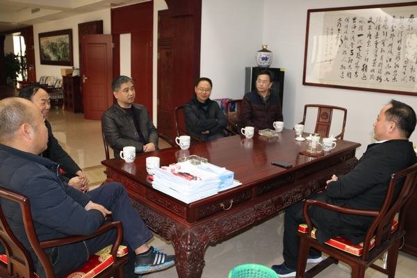 鄔清富與龍頭山航電樞紐投資開發(fā)有限公司董事長(zhǎng)曾建斌舉行會(huì)談