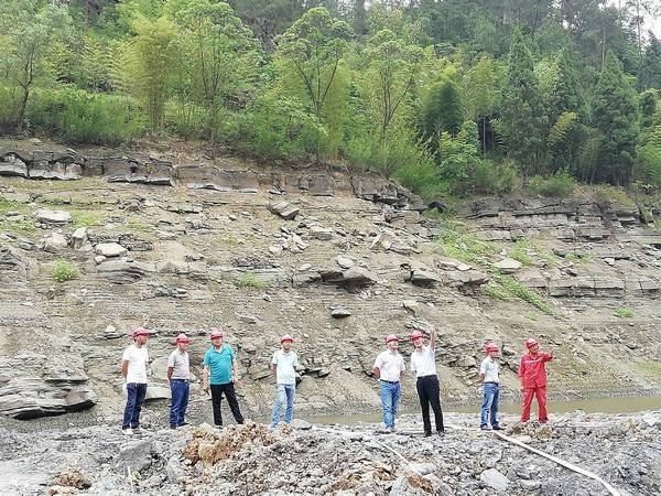 袁斌一行到威遠引長入連工程項目部檢查指導工作