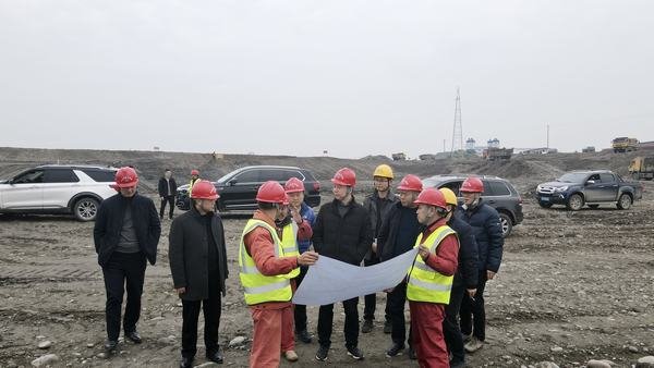 集團(tuán)領(lǐng)導(dǎo)尹曉東一行蒞臨公司虎渡溪項(xiàng)目部檢查指導(dǎo)工作 