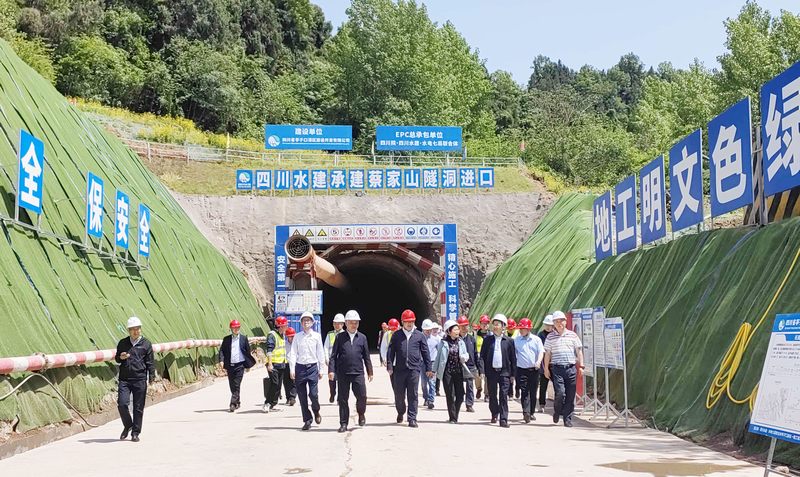 集團總經(jīng)理向仕春到建設公司亭子口灌區(qū)一期工程EPC總承包Ⅰ標項目調(diào)研