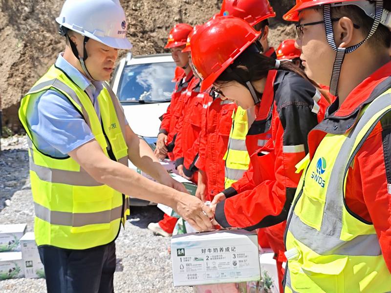 集團工會主席唐克飛一行慰問公司參加“7˙20”山洪地質(zhì)災(zāi)害搶險救災(zāi)一線職工