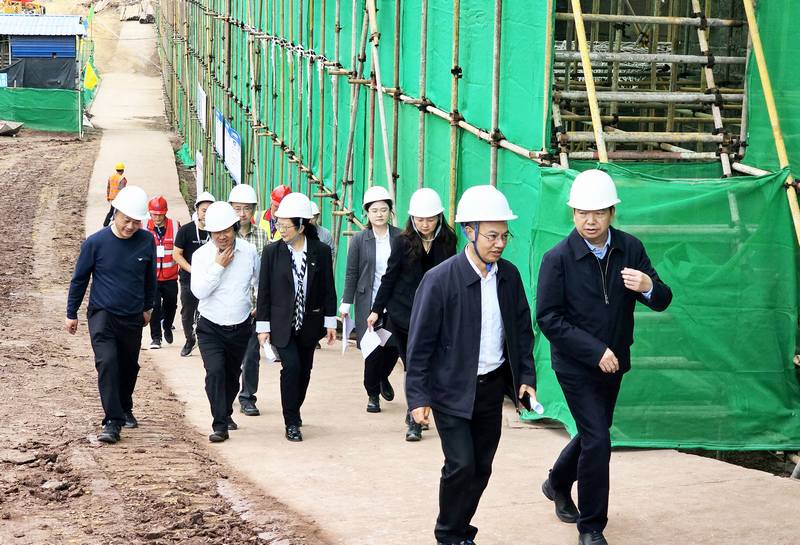 省都江堰水利發展中心黨委書記、主任朱澤華一行到公司承建的都江堰灌區第六標段調研