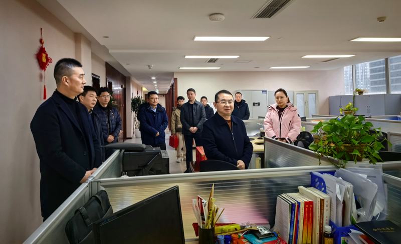 王華春節前夕赴建設公司看望慰問基層干部職工