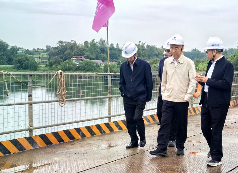 曹斌赴向家壩灌區北總干渠一期二步工程沱江管橋調研