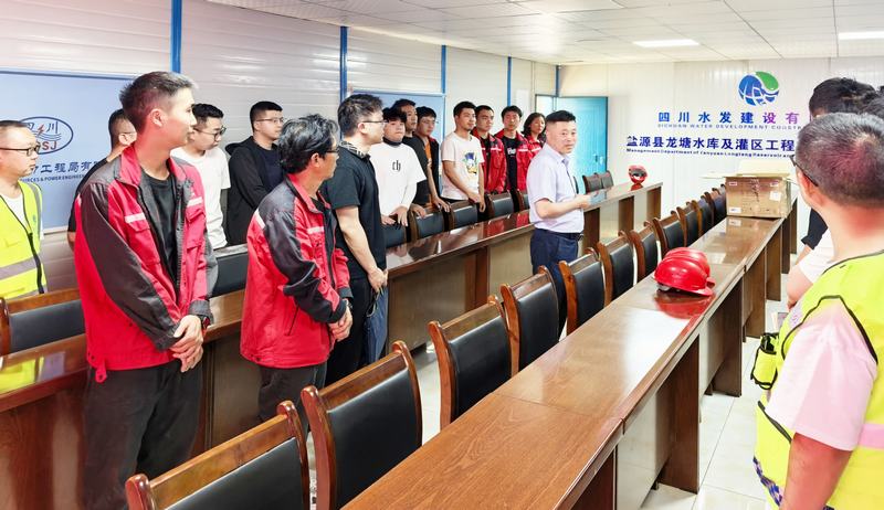 唐克飛到龍?zhí)另?xiàng)目開展“夏送清涼”慰問(wèn)活動(dòng)